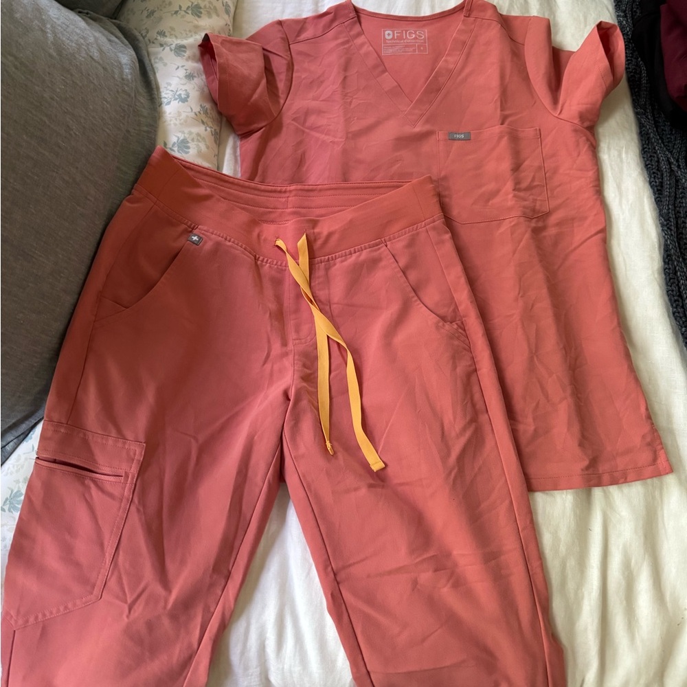 Coral Small Figs Scrubs Set, Small Catarina top, Small-Petite Zamora Joggers